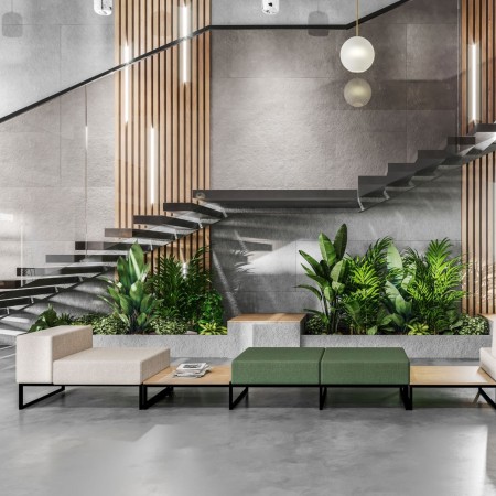 Un espace de détente végétalisé intégrant plusieurs canapés Plint et une table basse assortie. - Plint