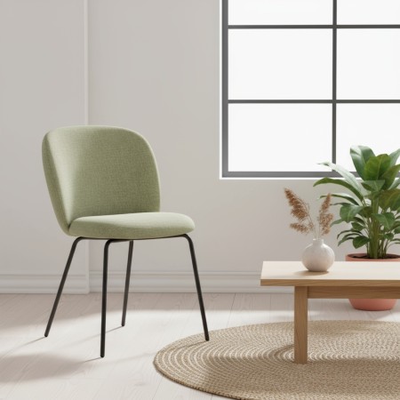 Chaise Volta au revêtement vert doux, au piètement noir fin, mise en valeur dans un intérieur lumineux et naturel. - Volta