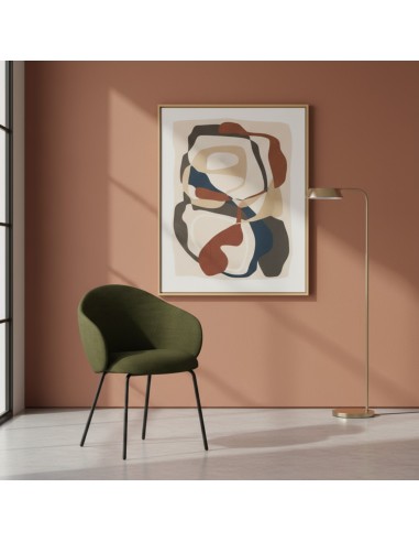 Chaise Volta tapissée vert olive, présentée dans un intérieur élégant aux tons terracotta avec un éclairage doux et une œuvre ab