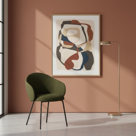 Chaise Volta tapissée vert olive, présentée dans un intérieur élégant aux tons terracotta avec un éclairage doux et une œuvre ab