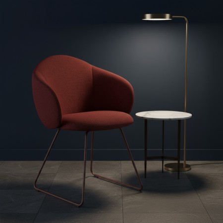 Chaise tapissée rouge avec piètement métallique luge cuivre, vue de trois-quarts - Volta 2