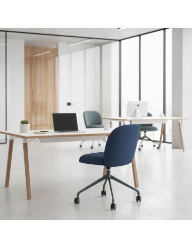 Chaise Volta sur roulette dans un bureau open-space lumineux – Volta