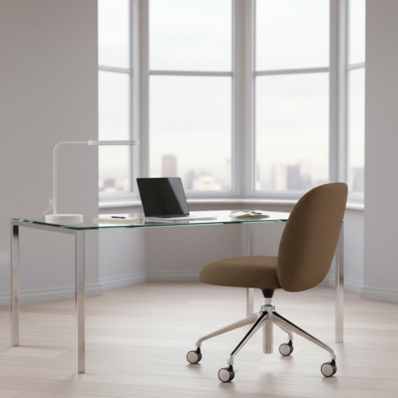 Chaise volta dans un bureau design lumineux et une table en verre – Volta