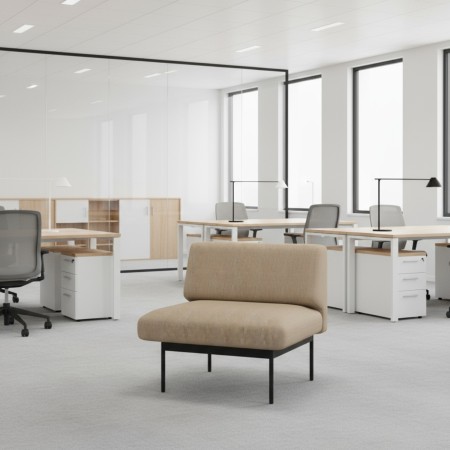 Fauteuil tapissé beige au design épuré avec structure en métal noir. - Fora Office 2