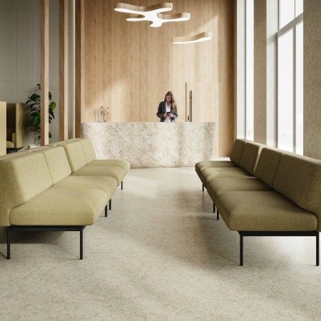 Canapé tapissé beige à deux places avec structure métallique fine. - Fora Office 2