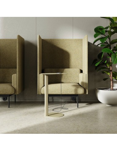 Espace de travail isolé avec fauteuils acoustiques beiges et lampadaire intégré. - Fora Office