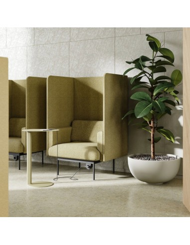 Fauteuil individuel avec cloisons acoustiques beiges, idéal pour les espaces calmes. - Fora Office