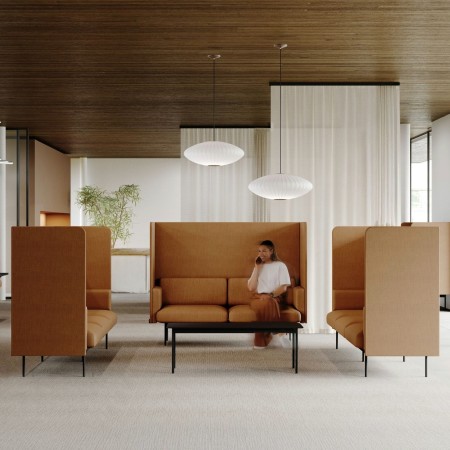 Canapé deux places avec cloisons acoustiques beiges, conçu pour les espaces détente. - Fora Office