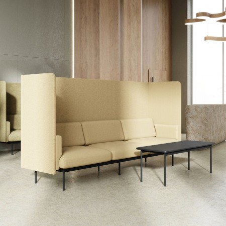 Espace lounge avec canapé acoustique modulaire et table latérale intégrée. - Fora Office