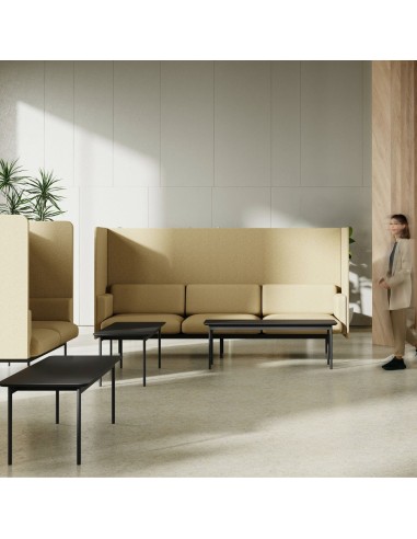 Canapé trois places avec cloisons acoustiques beiges et table intégrée assortie. - Fora Office