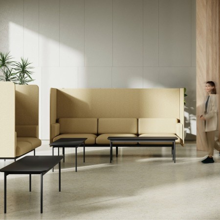 Canapé trois places avec cloisons acoustiques beiges et table intégrée assortie. - Fora Office