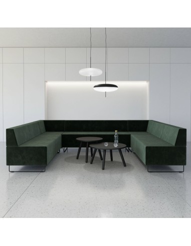 Espace lounge collaboratif avec banquettes vertes formant une zone de réunion. - Quadra
