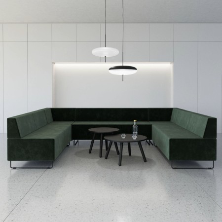 Espace lounge collaboratif avec banquettes vertes formant une zone de réunion. - Quadra