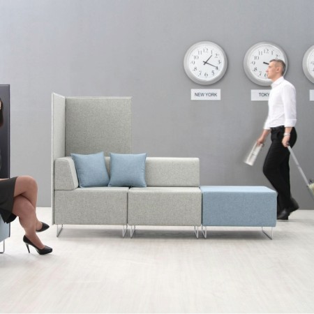 Fauteuil d’angle tapissé beige avec structure fine et lignes géométriques. - Quadra 2