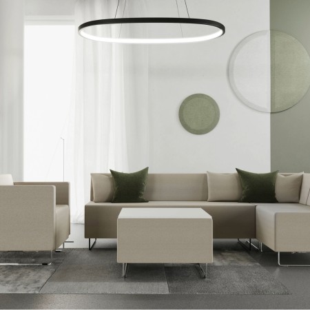 Espace collaboratif sobre avec banquettes et tables basses claires. - Quadra