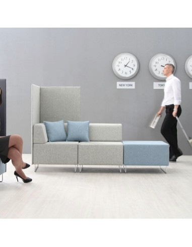 Coin d’attente moderne avec banquette tapissée bleue à dossier haut. - Quadra