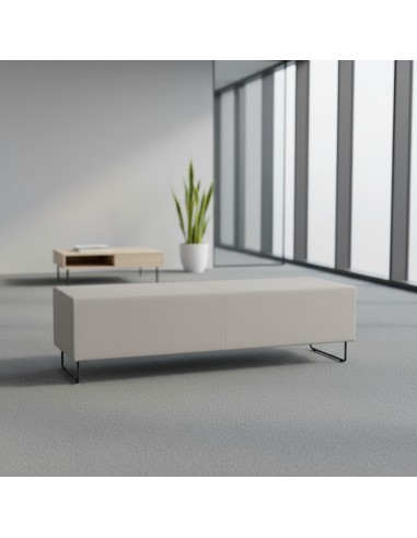 Banquette tapissée beige minimaliste avec table d’appoint assortie. - Quadra
