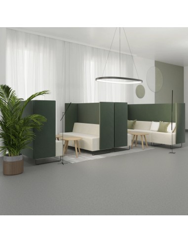 Espace d’accueil avec banquette claire et verdure en arrière-plan. - Quadra