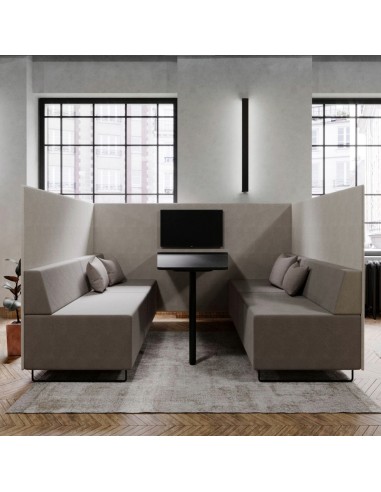 Espace d’attente chaleureux avec banquettes beiges et fauteuils assortis. - Quadra