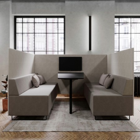 Espace d’attente chaleureux avec banquettes beiges et fauteuils assortis. - Quadra