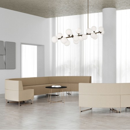 Grand open space avec banquettes beiges intégrées dans la pièce. - Quadra