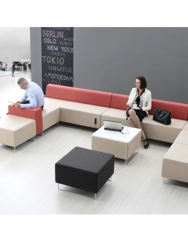 Espace lounge dynamique avec banquettes rouges et accessoires noirs. - Quadra