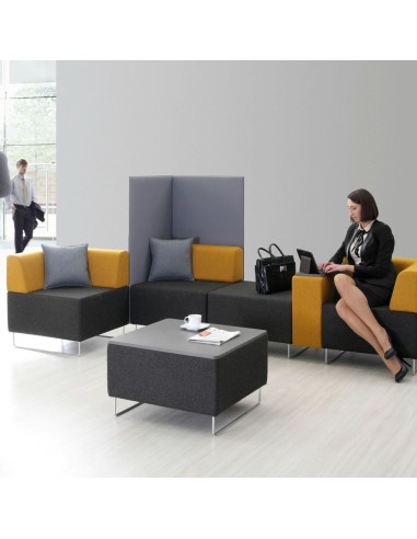 Espace lounge coloré avec banquettes modulaires et pouf central. - Quadra