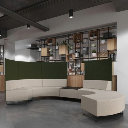 Coin détente d’un café avec banquettes beiges en demi-cercle. - Quadra