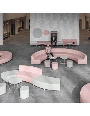 Espace lounge circulaire avec banquettes roses et table centrale. - Quadra