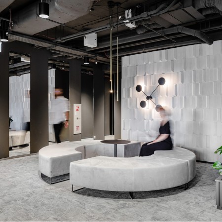 Banquette incurvée verte sur piétement métallique noir. - Quadra 2