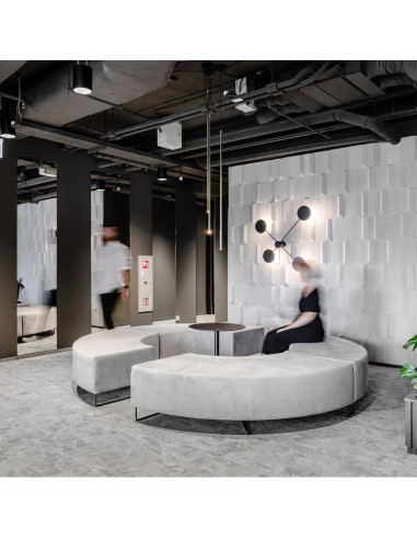 Espace design avec banquette circulaire claire au centre du hall. - Quadra
