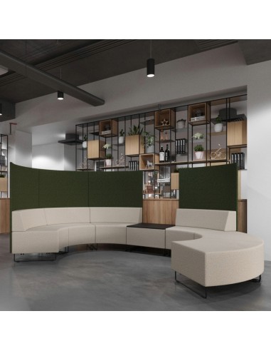 Espace lounge avec banquettes claires incurvées autour d’une table basse. - Quadra