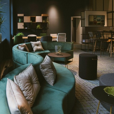 Banquette beige droite avec piétement noir et dossier rembourré. - Quadra 2