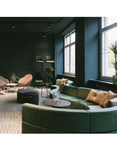 Vue générale d’un salon design avec modules verts modulables. - Quadra