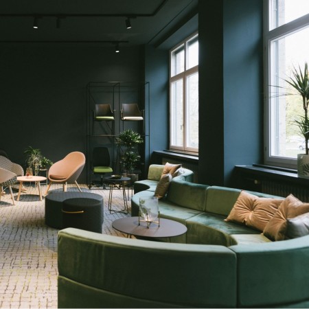 Vue générale d’un salon design avec modules verts modulables. - Quadra