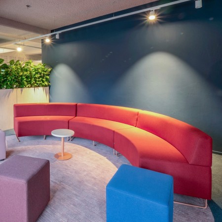 Composition colorée avec modules roses, rouges et bleus. - Quadra