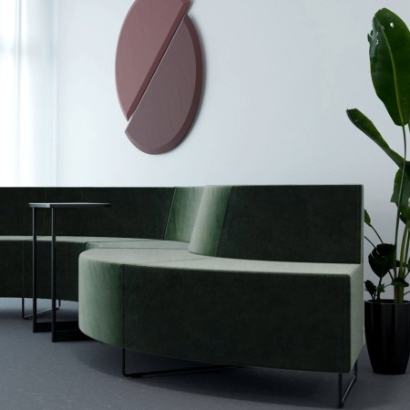 Vue d’un module vert foncé contre un mur décoratif. - Quadra