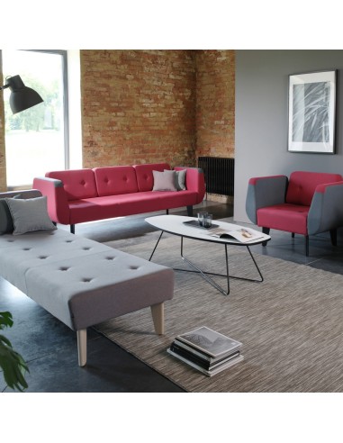 Espace design avec fauteuils rouges et gris autour d’une table basse. - U Floe