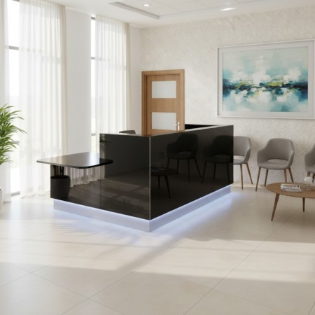 Banque de réception noire dans espace d'accueil avec fauteuils gris et table basse