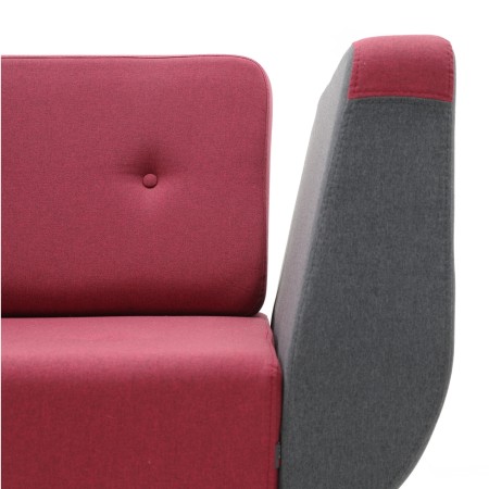 Zoom sur l’accoudoir bicolore gris et rouge, lignes épurées. - U Floe