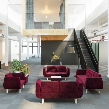 Espace lumineux avec canapés rouges et table basse en bois clair. - U Floe