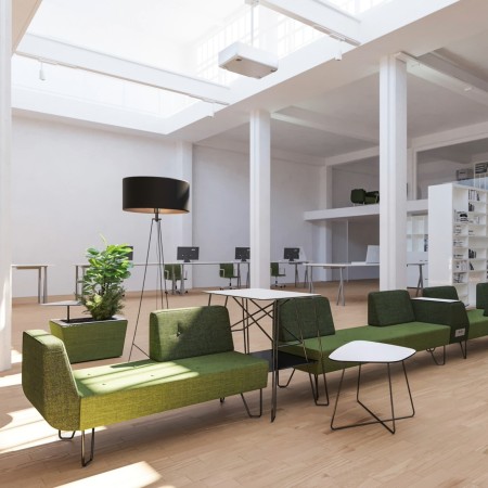 Espace ouvert lumineux avec fauteuils verts et ambiance naturelle. - U Floe