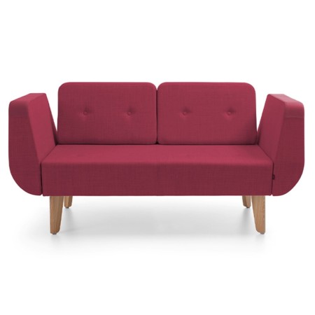 Canapé rouge trois places aux accoudoirs arrondis et pieds en bois. - U Floe