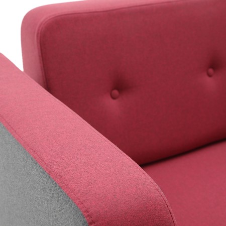 Détail du tissu rouge capitonné avec texture douce. - U Floe