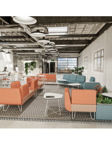 Espace collaboratif moderne avec canapés orange et verts. - U Floe