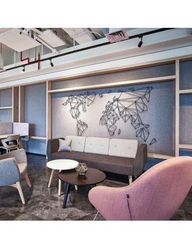 Open space lumineux avec canapés modulaires pastel et bois clair. - U Floe