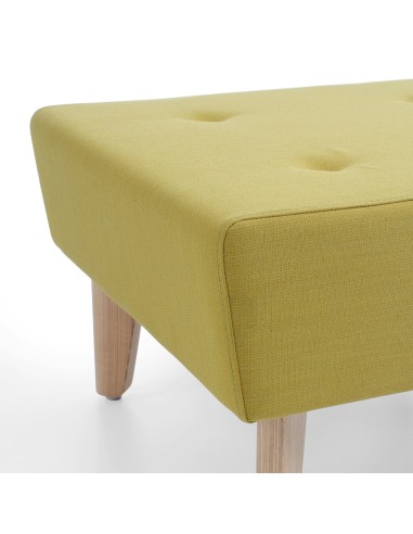 Détail du pouf jaune avec piètement en bois clair. - U Floe
