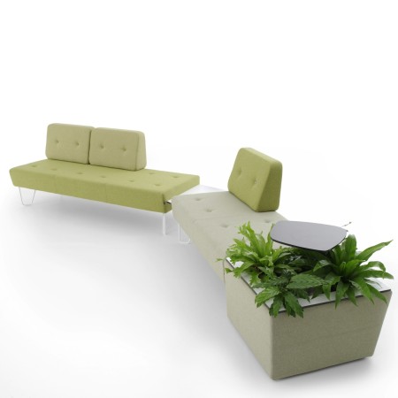 Vue d’ensemble de fauteuils verts et tables basses blanches. - U Floe