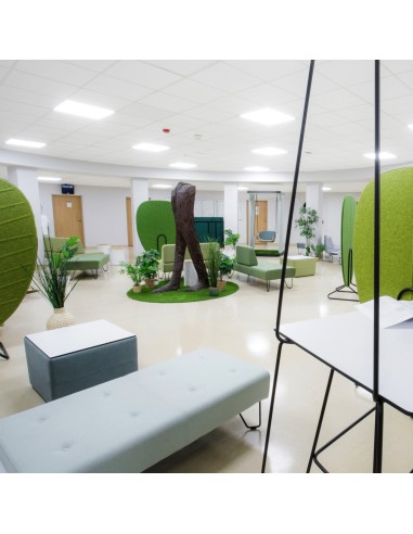 Espace collaboratif avec canapés colorés et ambiance végétale. - U Floe