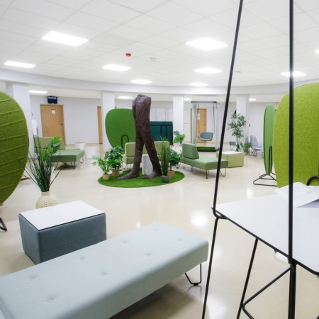 Espace collaboratif avec canapés colorés et ambiance végétale. - U Floe